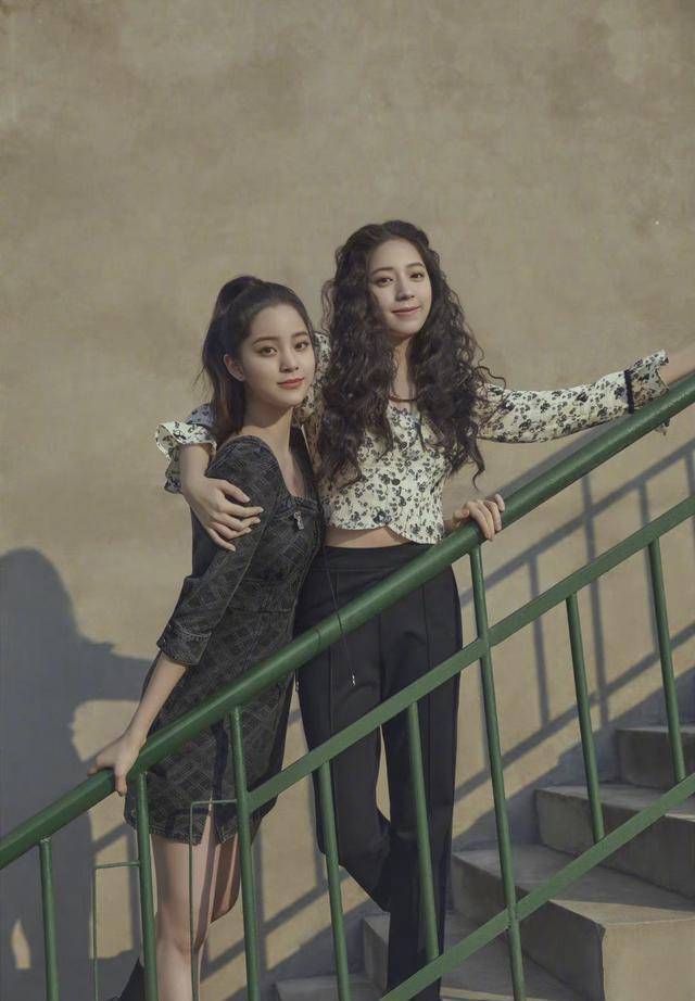 欧阳娜娜晒春日出游穿搭,和闺蜜这样穿,好看时髦又不费力_衣服_穿着