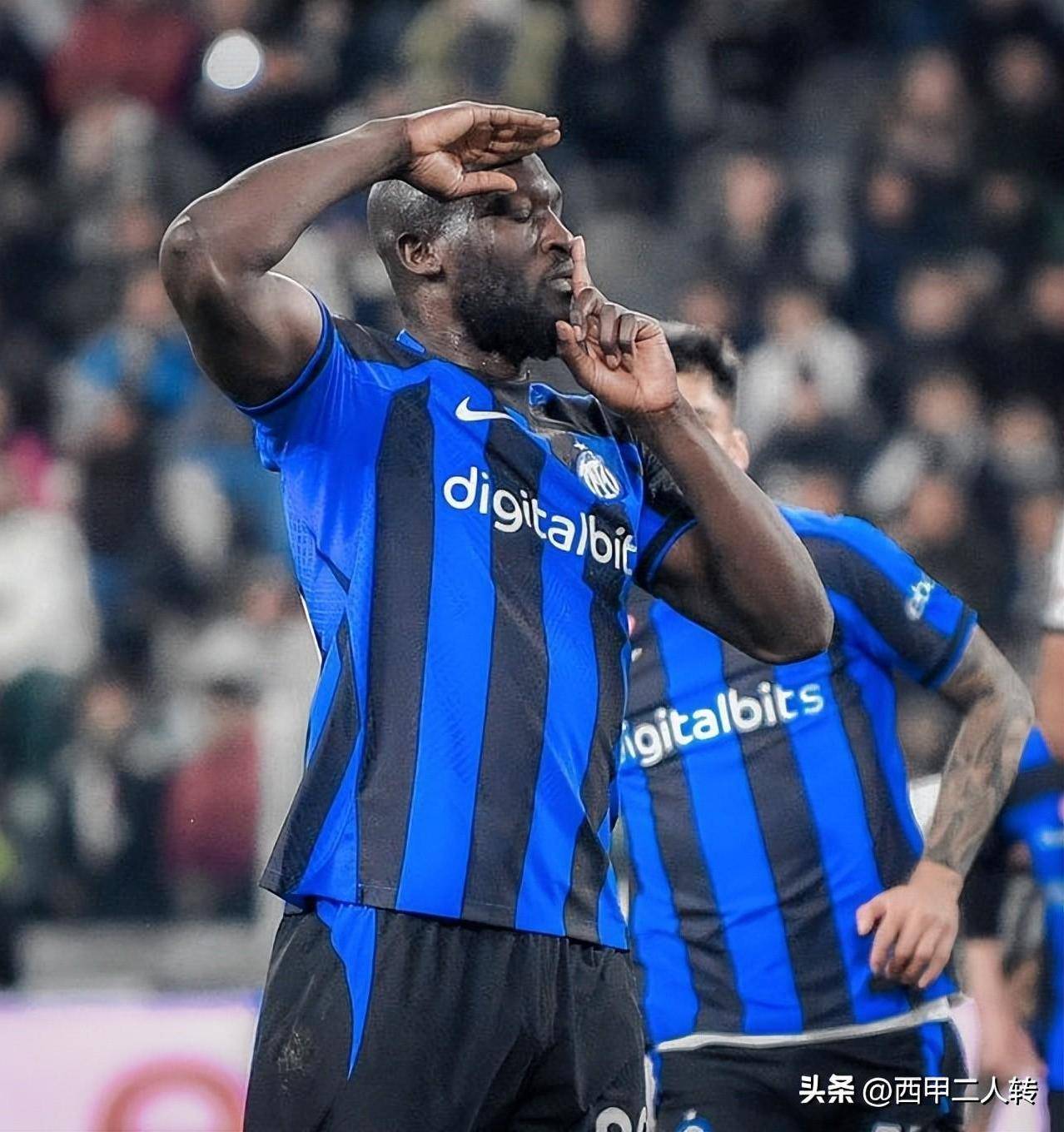 卢卡库进球后庆祝被罚下!