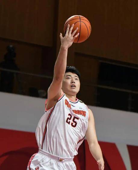 的球员,身高199公分,体重104公斤,场上司职前锋,这是他第四个cba赛季