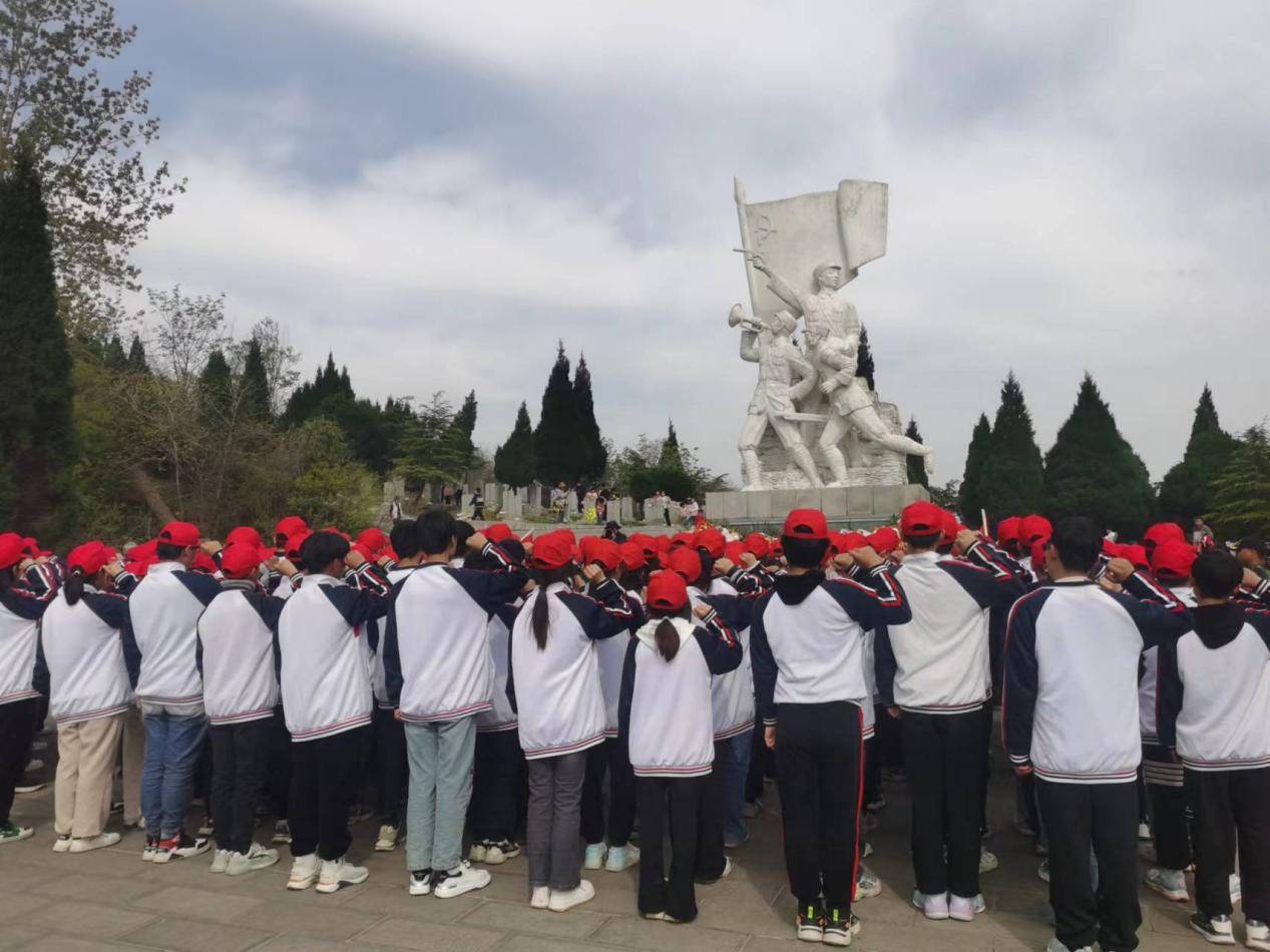 清明节舞钢市虎头山新四军烈士陵园迎来3000多悼念者_河南_师生_战斗