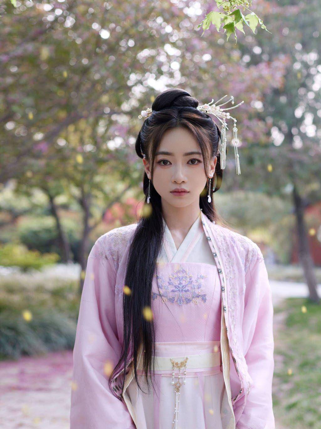 吴谨言,一袭古风粉色长裙,手执团扇赏花,因美而清新优雅_网友_好评