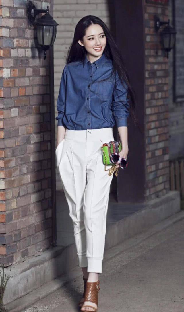 生完二胎后的郭碧婷,穿着邋遢臃肿被偶遇,网友:还我女神!