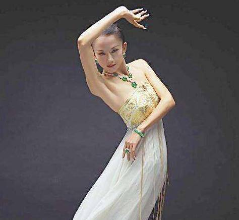 她是国家一级演员,摘2根肋骨为身材20余年不吃米,指甲控制5cm_杨丽萍