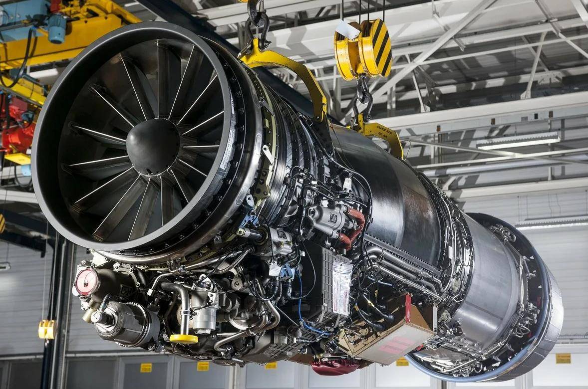 从上届珠海航展发动机参展情况分析推测,涡扇-15应该也具有矢量推力的