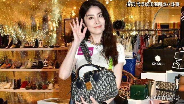 陈慧琳义卖8000件二手衣物引疯抢-陈慧琳商演现场