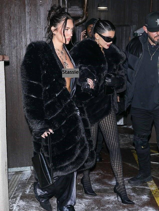 凯莉·詹娜穿皮草带4岁女儿赴派对,被闺蜜抢风头