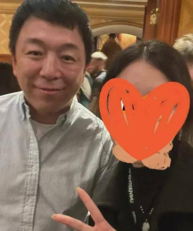 原创黄渤:在国外被偶遇,带女子看话剧很低调,却不见老婆女儿一起来