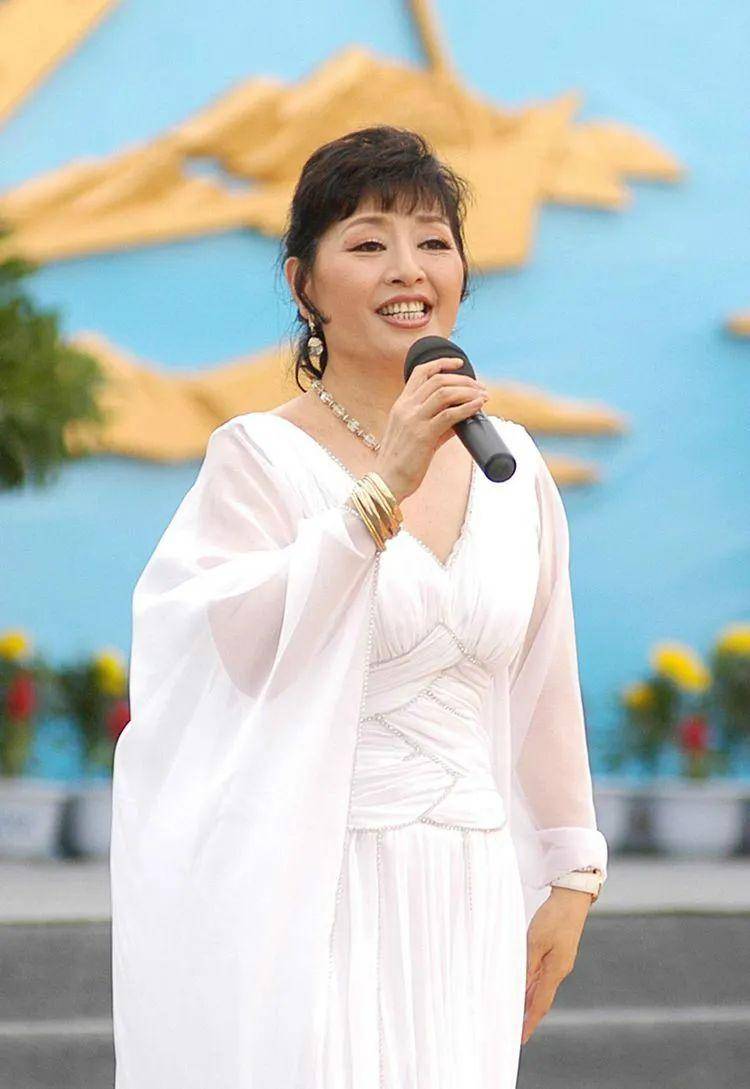 67岁的殷秀梅,时尚犹在穿搭大胆,难怪二婚还能嫁国外豪门_风格_魅力