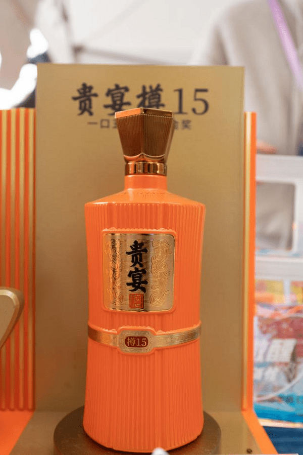 透明手提袋装着彩色的以贵宴樽的白酒搭配各种果汁饮料调和而成的鸡尾