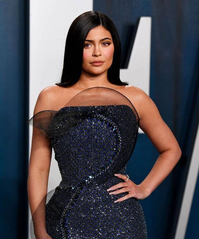 金小妹奢侈成性!用35000的网球拍打球,上围丰满运动不嫌累赘?