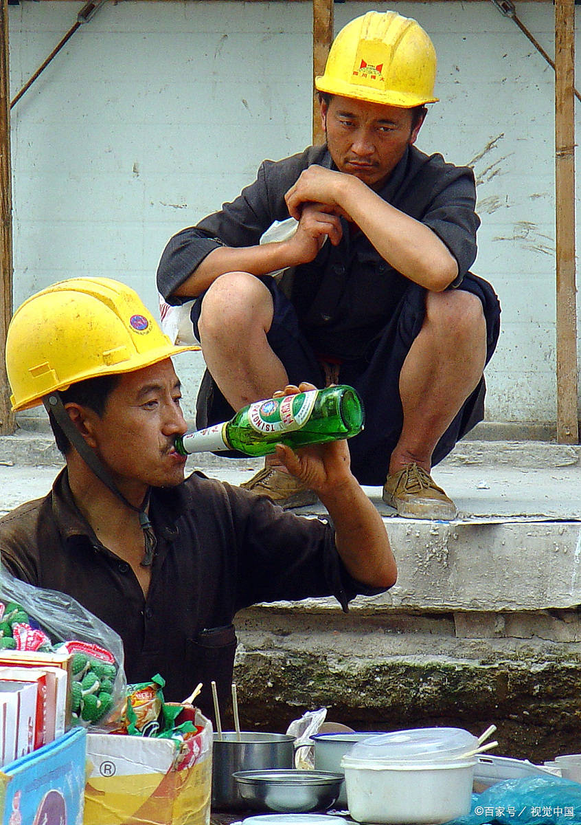 我就见过一个农民工,性格像个闷葫芦,出门打工住宿舍就是玩手机睡觉
