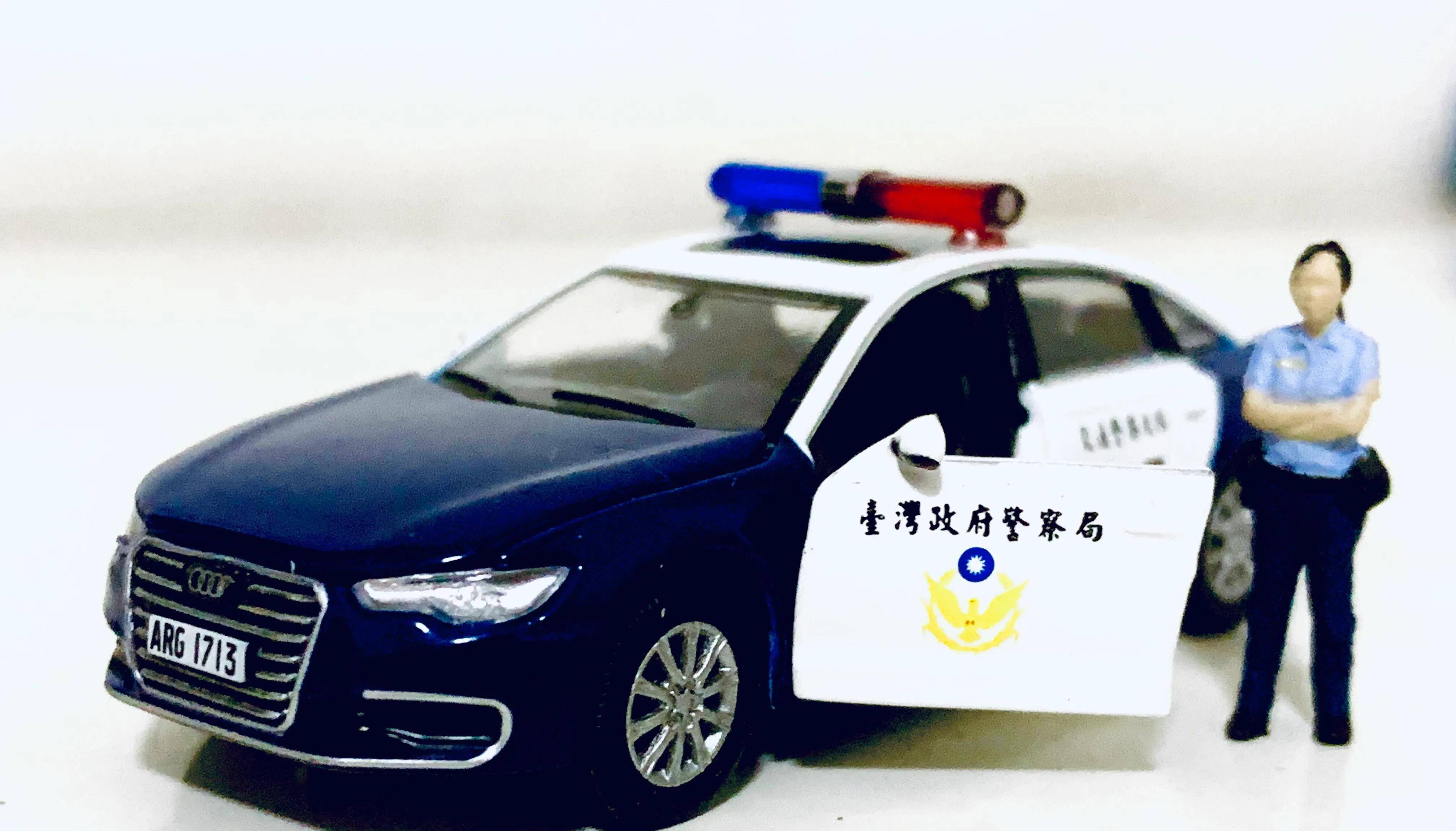 警车(第一版已经绝版了,这是第二版的再版),车门和引擎盖可动又为此