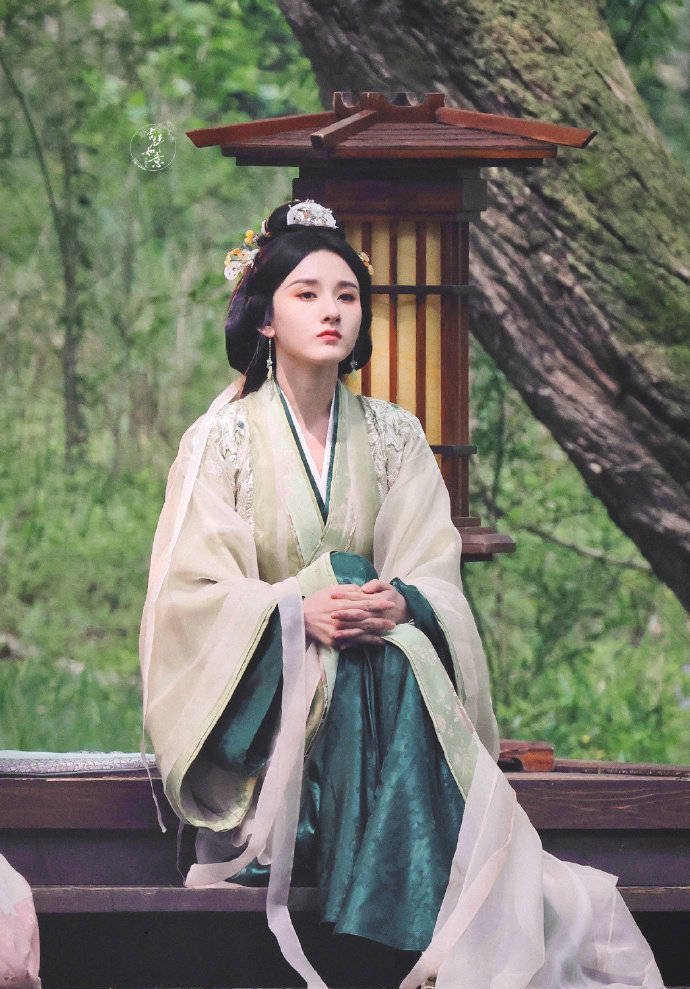 宋祖儿青衫古装照婉约清丽 妆容娇嫩似出水芙蓉-搜狐大视野-搜狐新闻