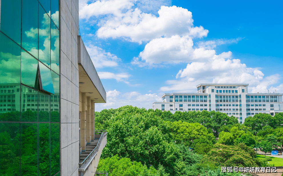 华师教学楼走红网络,网友大开眼界,学生:设计的好下次别设计了_大学
