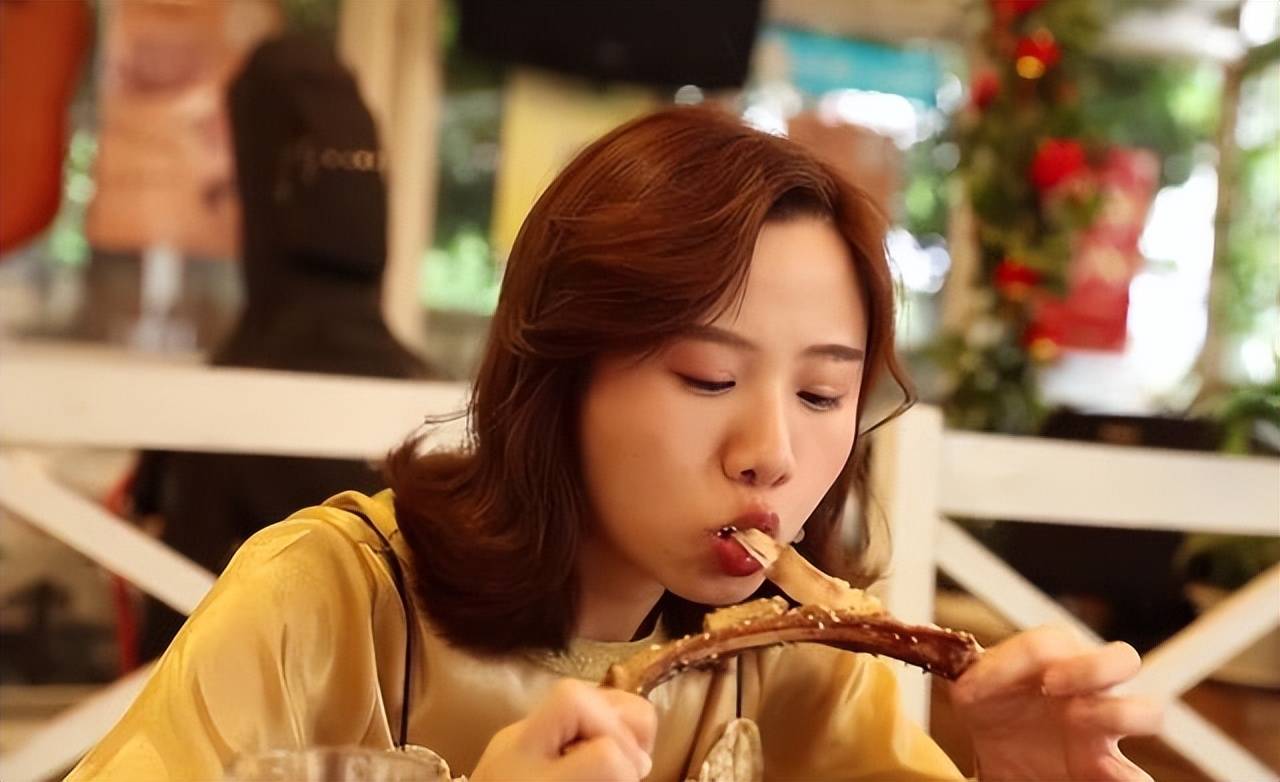 密子君直播卖无骨鸡爪,袋内惊现蟑螂,被疑是三无产品_网友_因为_问题