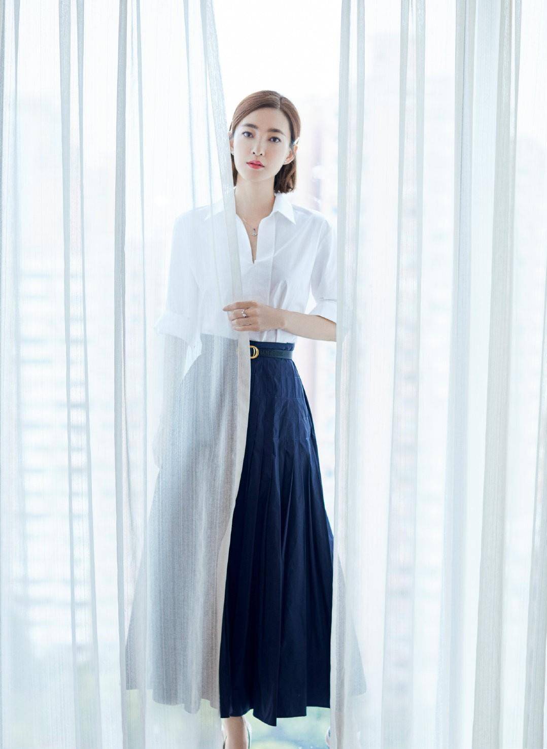 王丽坤时尚有品味,30 的女子可以参考她的穿搭,好看又显气质_服装