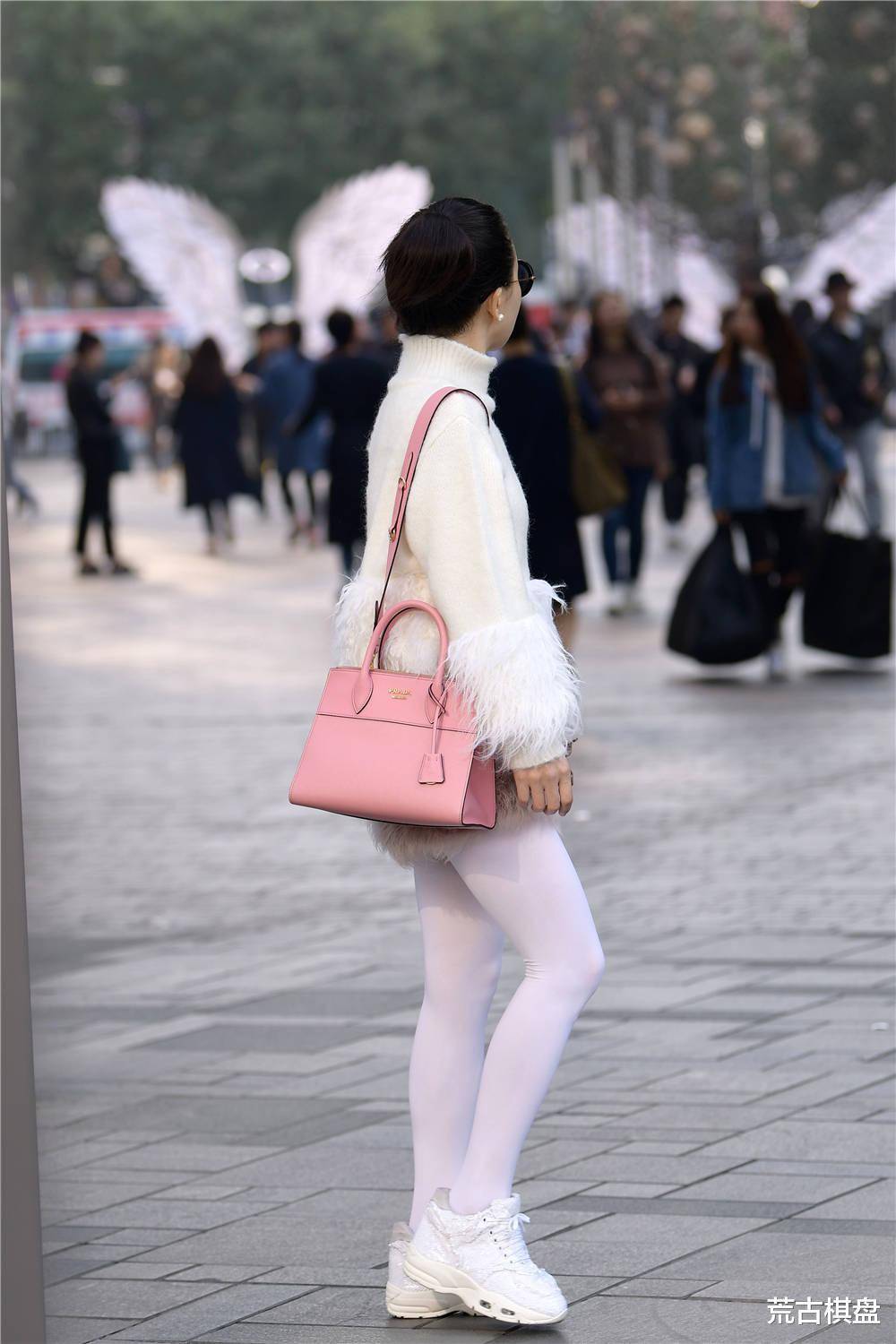 很独特的白色丝袜,搭配白色运动鞋,时尚街区都少见_风格_服装_姑娘