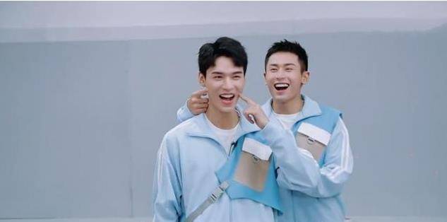 两个憨憨始终学不会舞动动作,何炅提醒他们位置反了,张哲瀚和龚俊也不