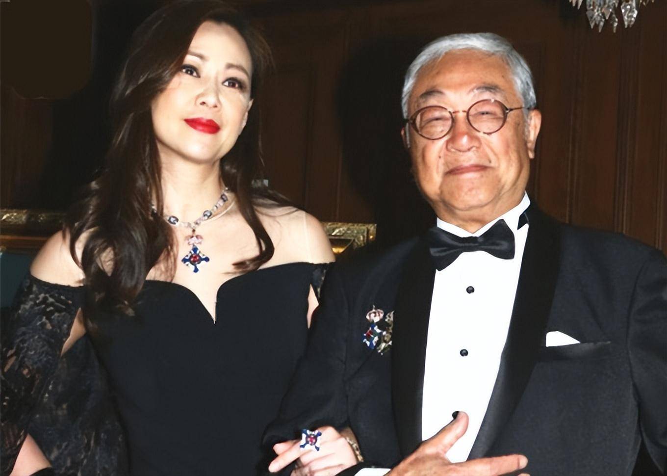 王馨平晒黑白照悼念亡父,舅舅曾江也在同月去世_王宇_父亲_焦姣