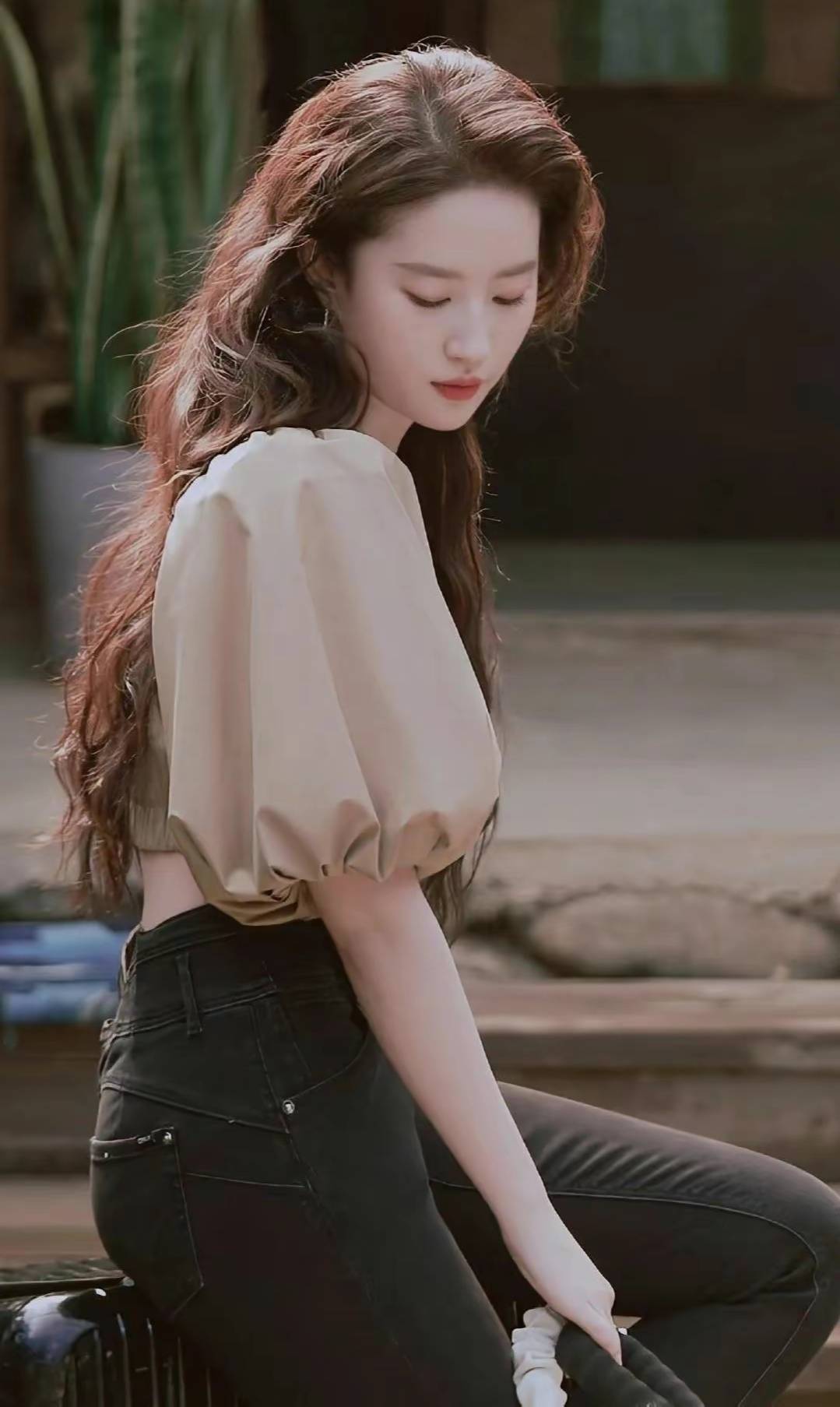 刘亦菲穿泡泡袖露腹装,搭配高腰牛仔裤,显高显腿长_姐姐_紧身_穿着