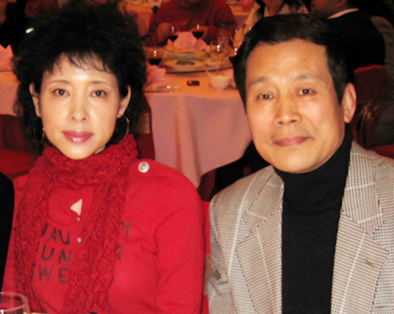 老戏骨徐敏现身医院,75岁穿着厚实精神足,娶小15岁女演员很幸福_角色