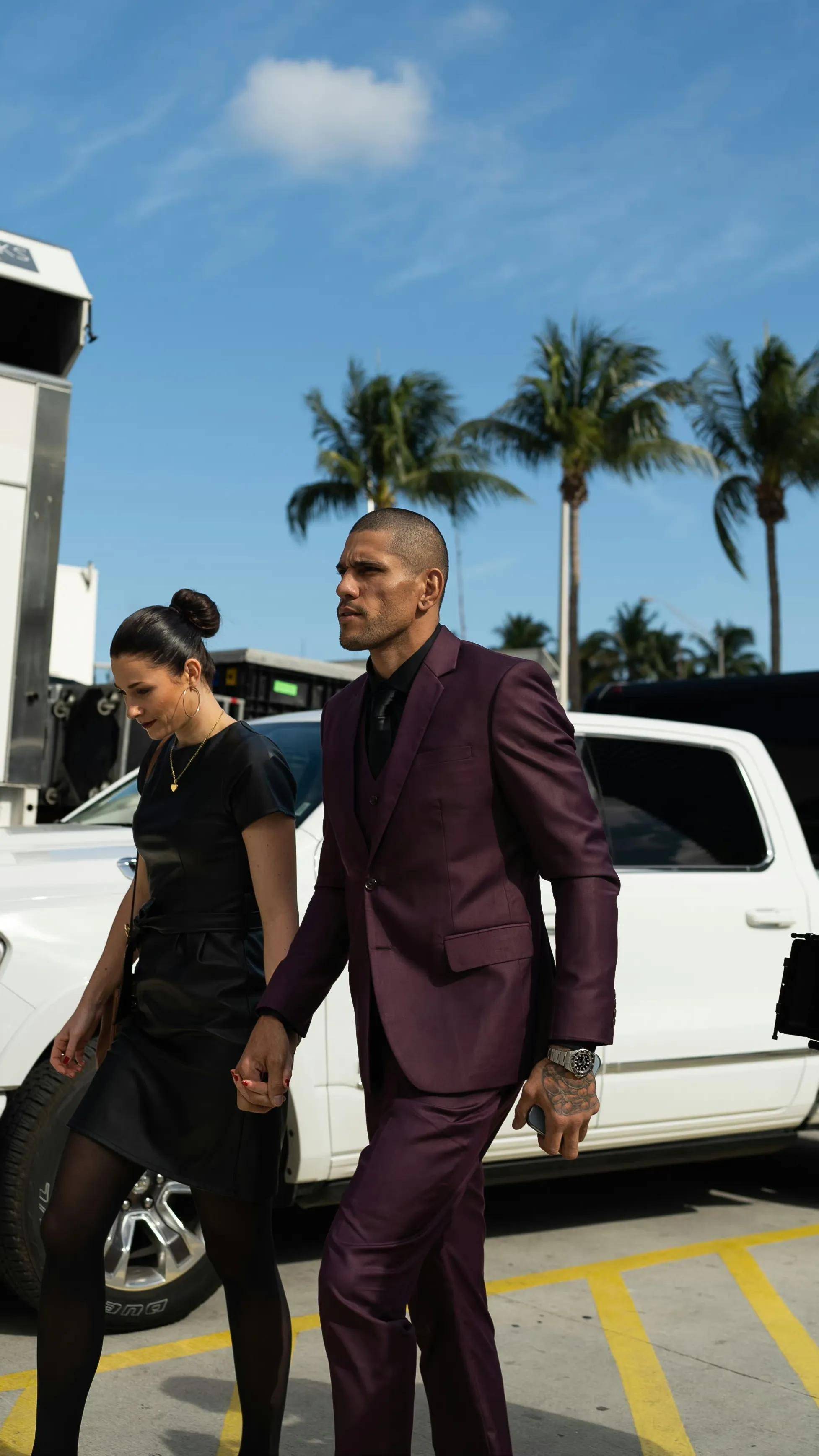 ufc287时装秀?佩雷拉西装笔挺,阿迪萨亚风格诡异!_硬汉_一身_衣品