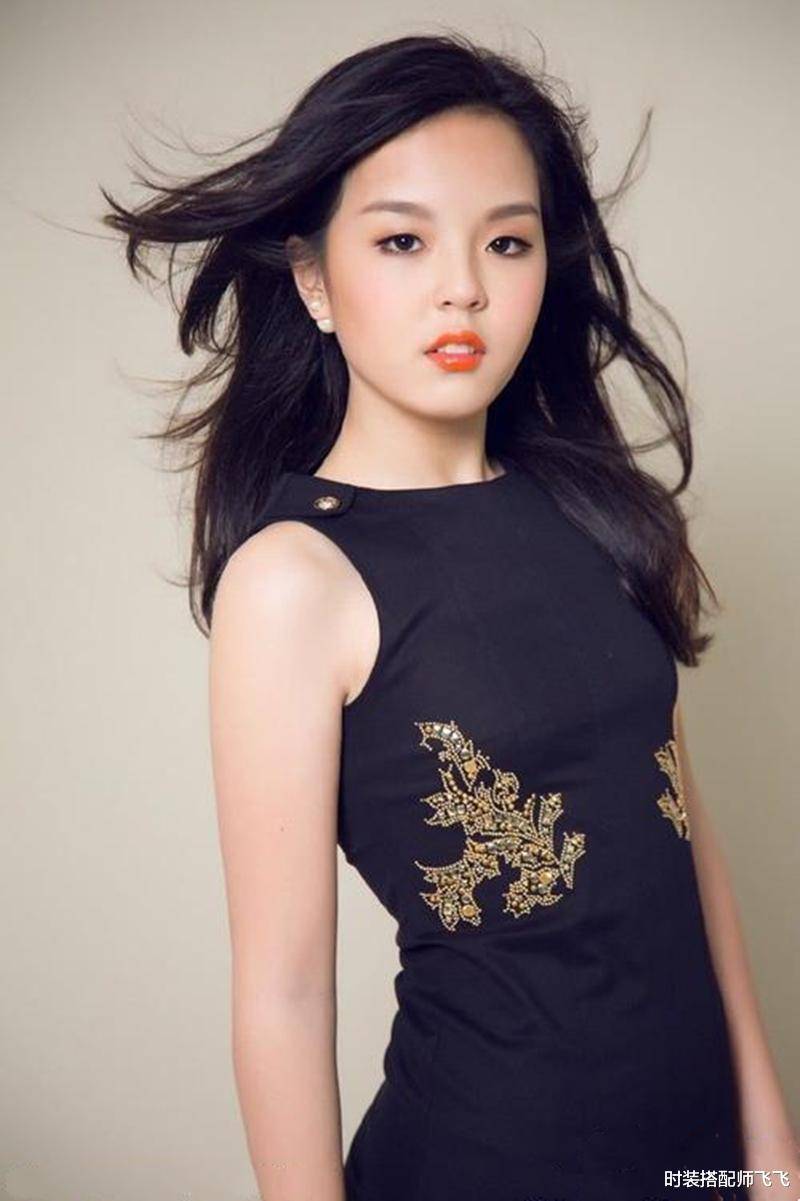 李咏女儿法图麦微博晒泰迪大衣照,配黑色高领打底一点也不显臃肿_身材