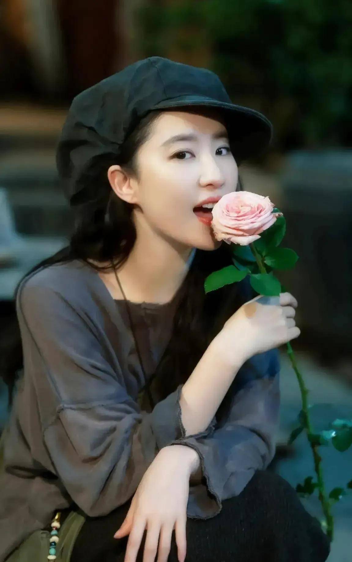 刘亦菲迪丽热巴都是神颜,风格不同,一个美愈天人,一个妖娆动人