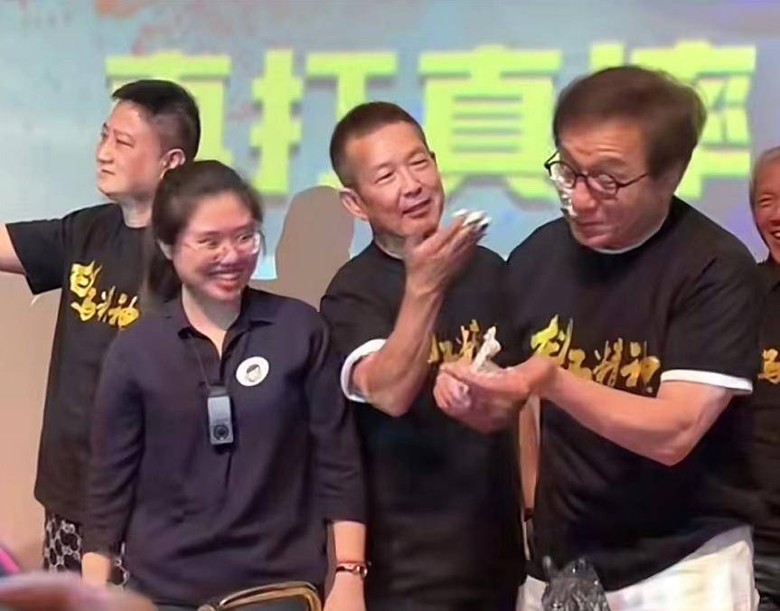 成龙庆69岁生日,被元彪往脸上扔蛋糕笑开怀,于荣光帮擦拭很贴心_师弟