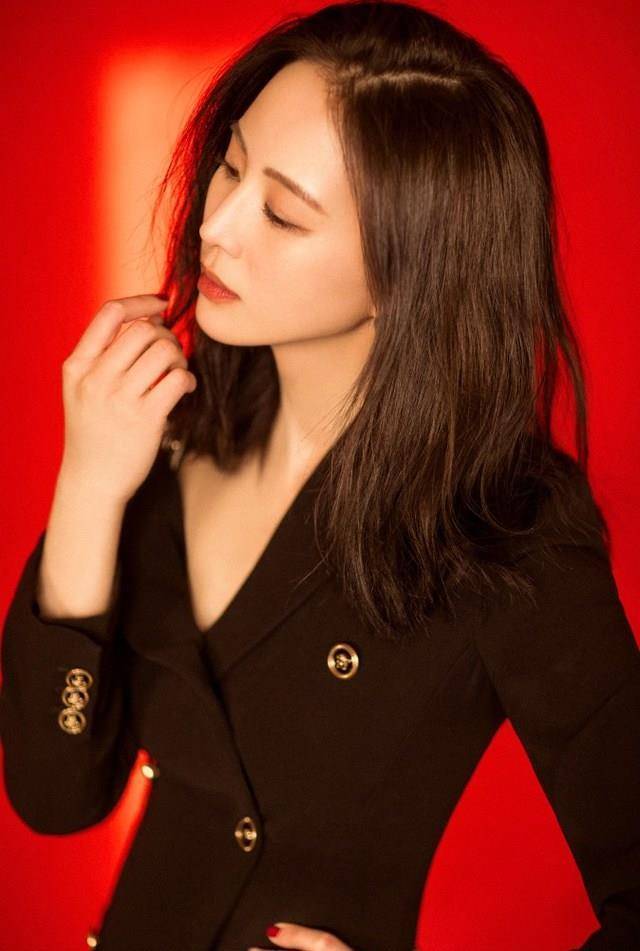 张钧甯亮相发布会黑色西装帅气性感网友:这身材又高级又御姐_一身