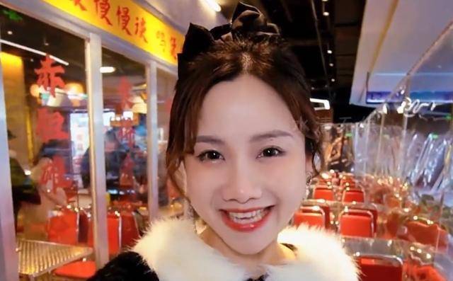 网红密子君带货翻车,无骨鸡爪里疑似有蟑螂,网友一语爆背后真相_直播