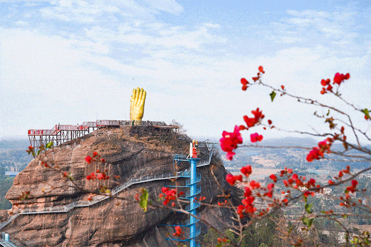 清远马头山风景区迎来香港旅游团_游客_铁索桥_镂空