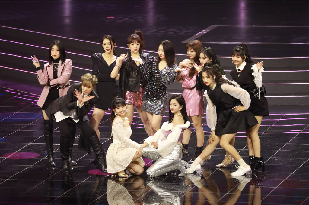 在r1se热力开场后,火箭少女101无缝衔接表演了这首好听的代表作,瞬间