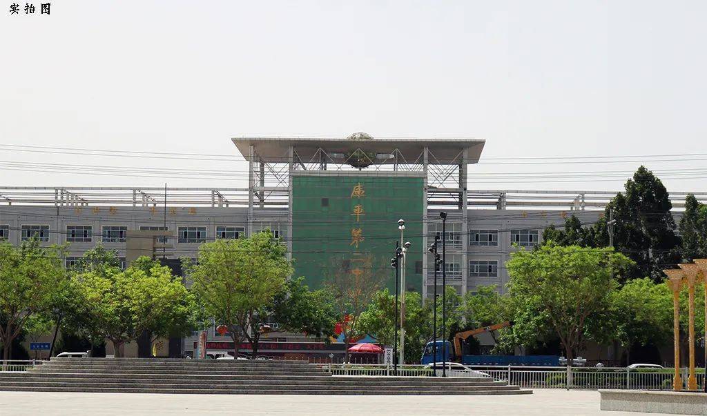 库车市政府,库车二中,库车三中通过天山中路可到达库车饭店,交通便利