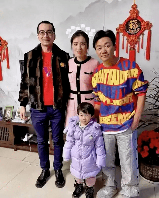 王宝强没身高没气质,同框方琼像隔辈,一个农村大叔一个优雅姐姐_显得