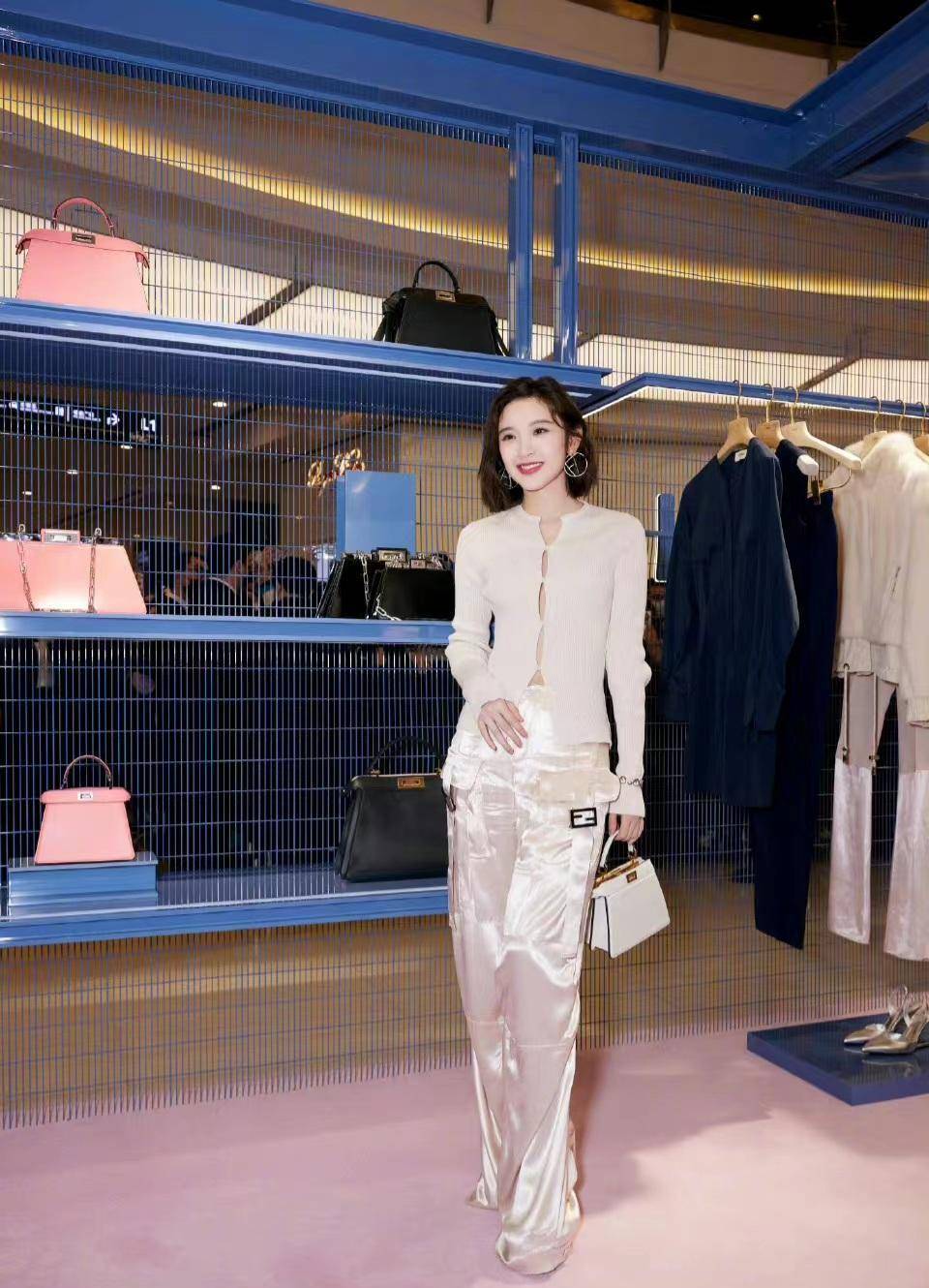 唐艺昕晒情人节大片,穿米白开衫配曳地阔腿裤,优雅精致又减龄_白色