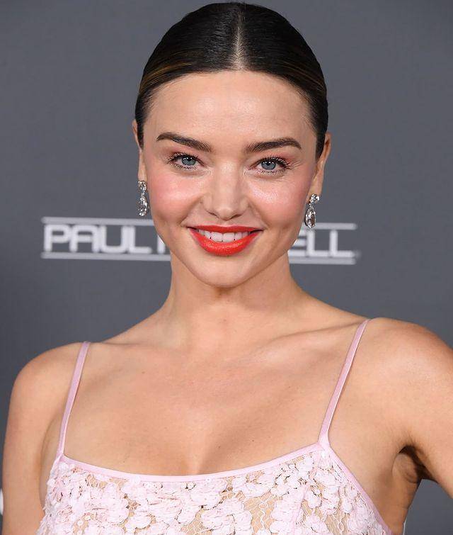 但仍美得迷人,一身粉色裙好惊艳_米兰达·可儿_面料_时尚