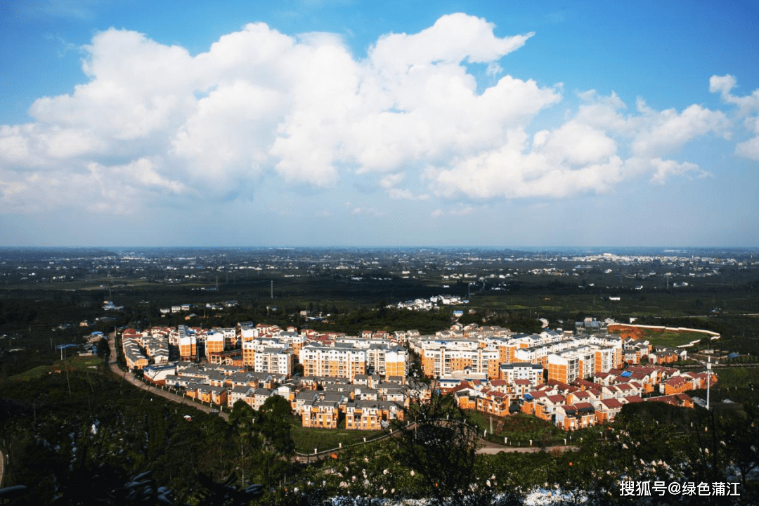 蒲江县寿安街道石马村位于县城东面,是入境长秋山片区第一村,东南西北