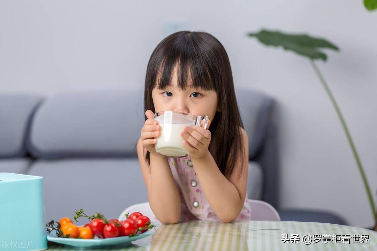 晚上喝牛奶对胃好吗,能助眠吗?有害处吗_什么_血糖_控制