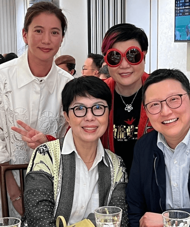 关菊英与同性爱人相聚好友,曾因前夫出轨避走他乡,如今恩爱15年