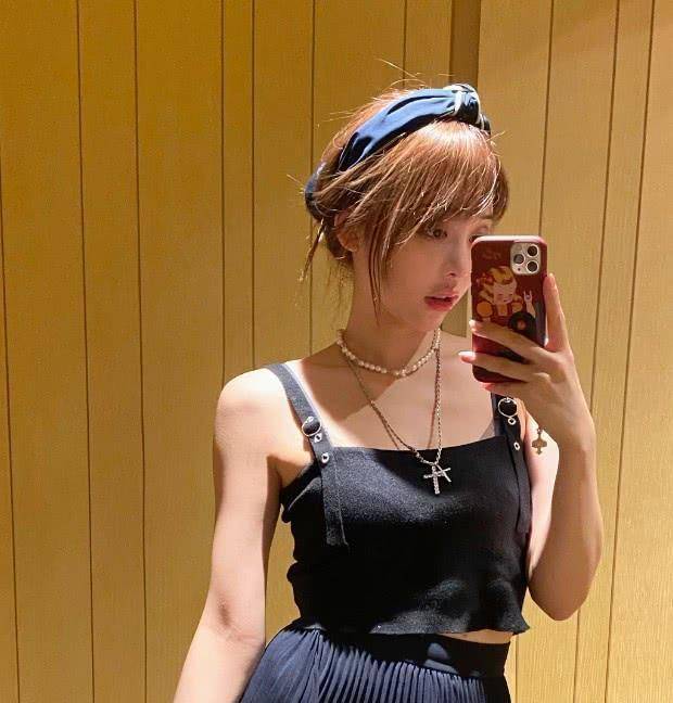 网红仙女酵母晒全身照,40码大脚太抢镜,原来是40码大脚太抢镜_裙子