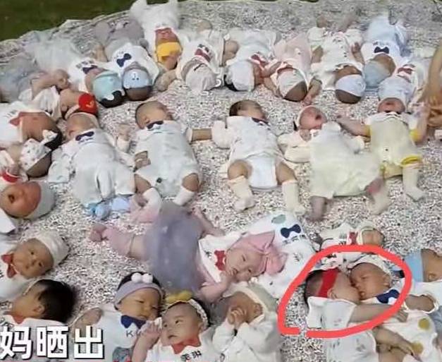 33个宝宝一起拍百天照，场面一度失控，有一对娃赢在了“起跑线”
