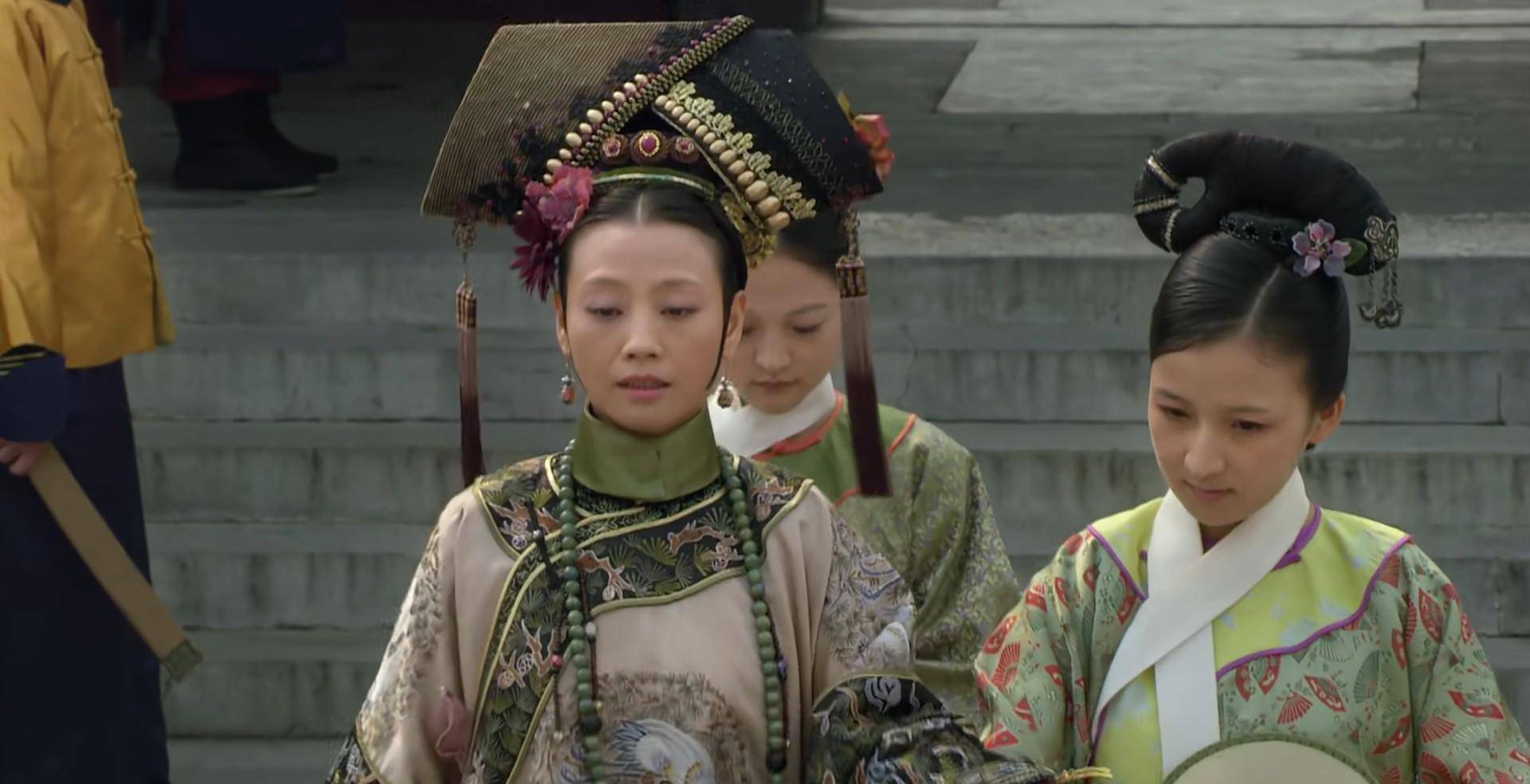 甄嬛传|端妃齐月宾位至皇贵妃的旗头发饰与锦衣华服,气质不凡_造型