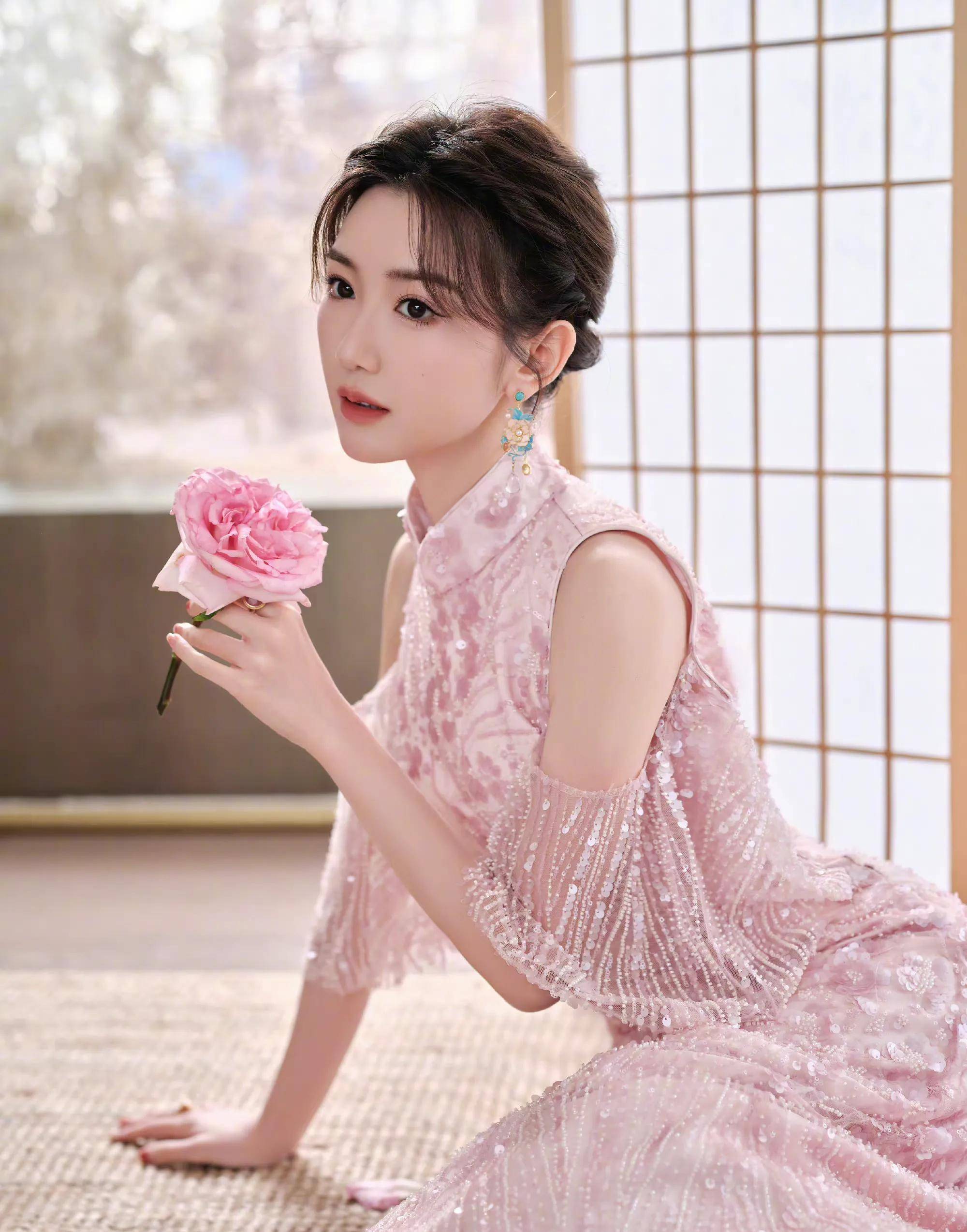 毛晓彤央视元宵晚会造型 穿粉色露背高开叉裙优雅高贵 风情妩媚