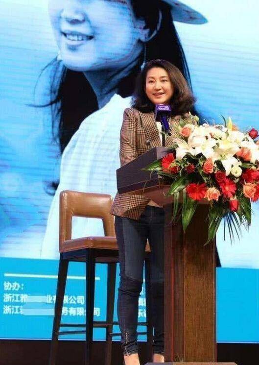 王小丫也难逃中年发福!