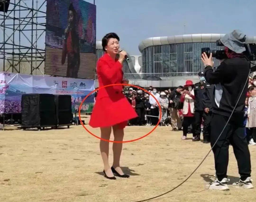 闫学晶参加商演捞金，场地简陋尘土飞扬没有舞台，一首歌才三十万