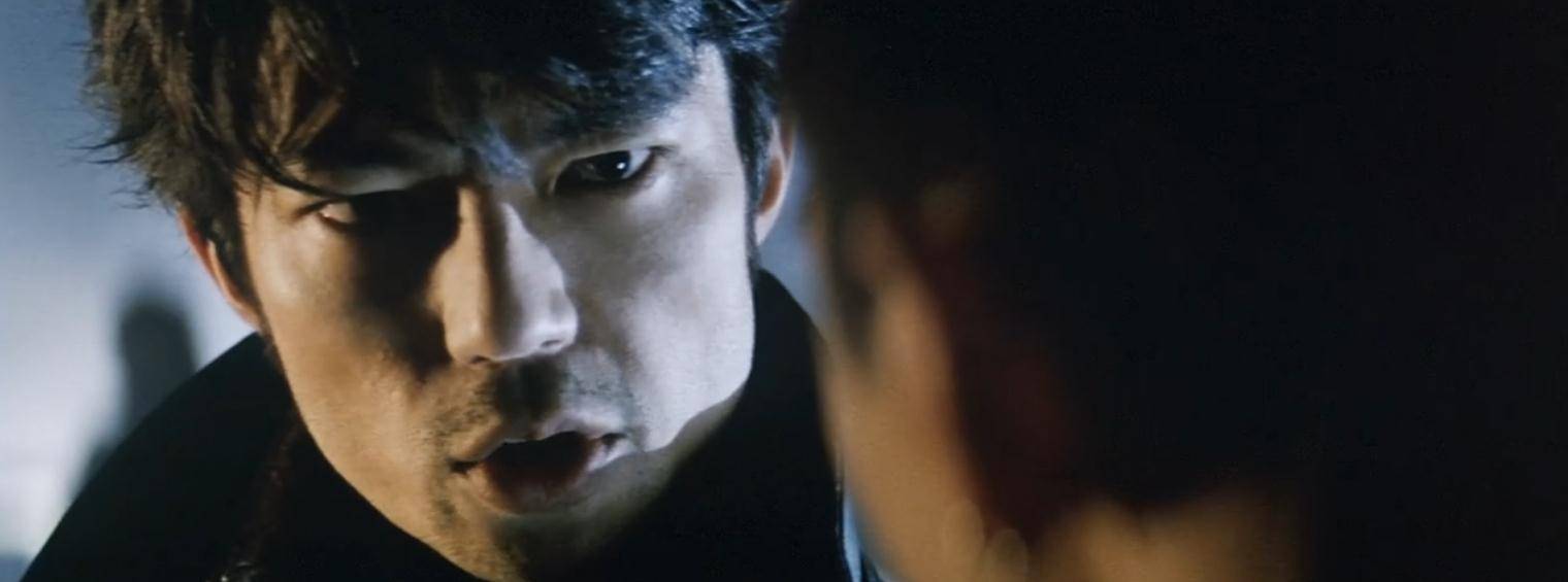 与此同时,交易的幕后老板"赤虎"(仲村亨饰演),解决了卧底,干掉了恐龙