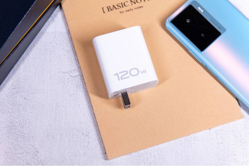 这款120w的充电器除了能给手机快速充电外,还支持65w pd快充协议,还能