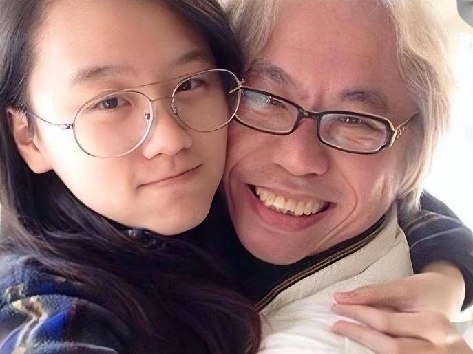 台湾音乐人李坤城在给朋友女儿林靖恩当家教老师期间,凭借着个人魅力
