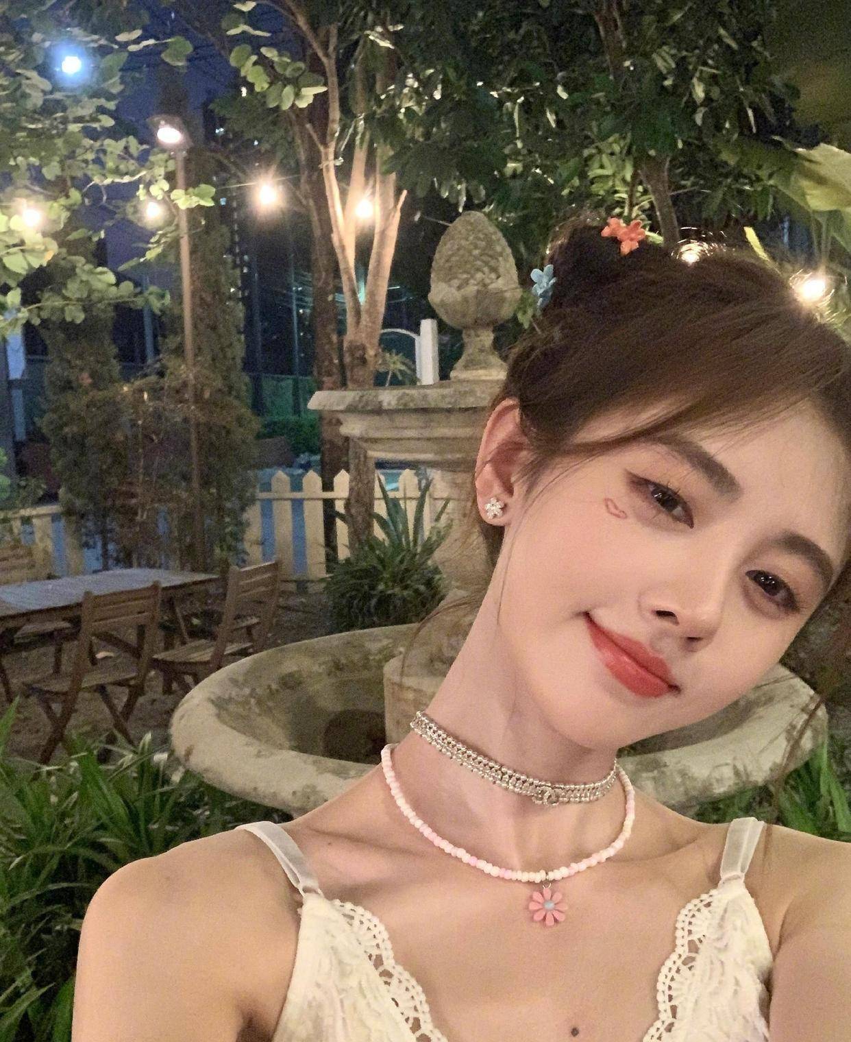 鞠婧祎晒私照,夏日清凉吊带穿搭可爱娇俏,又美又撩!